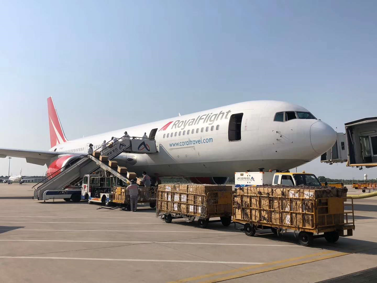 航空物流又稱(chēng)飛機(jī)運(yùn)輸，是以飛機(jī)為運(yùn)輸工具，在有航空線路和機(jī)場(chǎng)的情況下運(yùn)輸貨物的一種運(yùn)輸方式。在我國(guó)運(yùn)輸業(yè)中，航空運(yùn)輸仍然占全國(guó)運(yùn)輸量的比重相對(duì)較小，主要承擔(dān)遠(yuǎn)程客運(yùn)的使命。隨著物流的快速發(fā)展，航空運(yùn)輸(圖1)